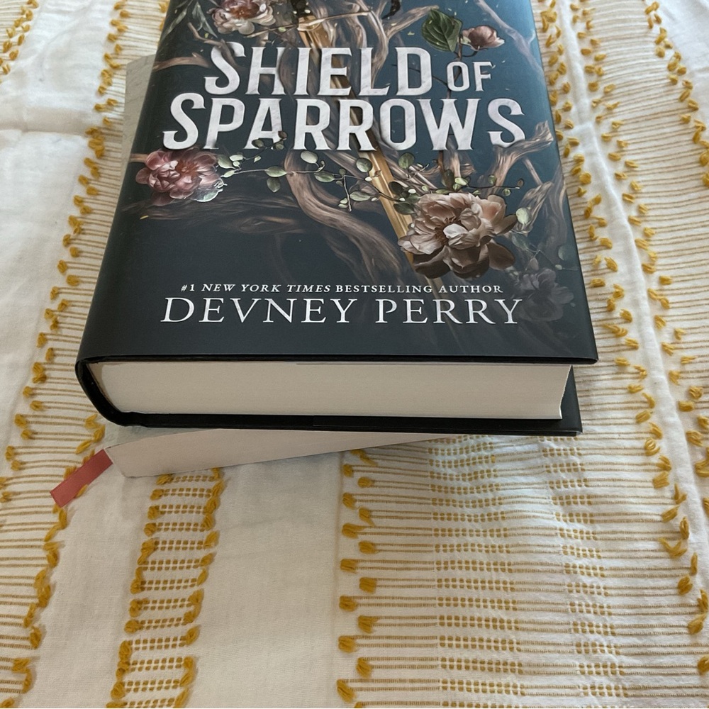 Shield of sparrows (Hardcover) - Picture 2 of 5